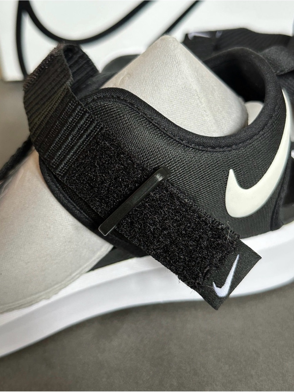 NEW Nike Women’s Vista Casual Sandals Size 8 Black Logo Swoosh Shoes - Picture 6 of 8